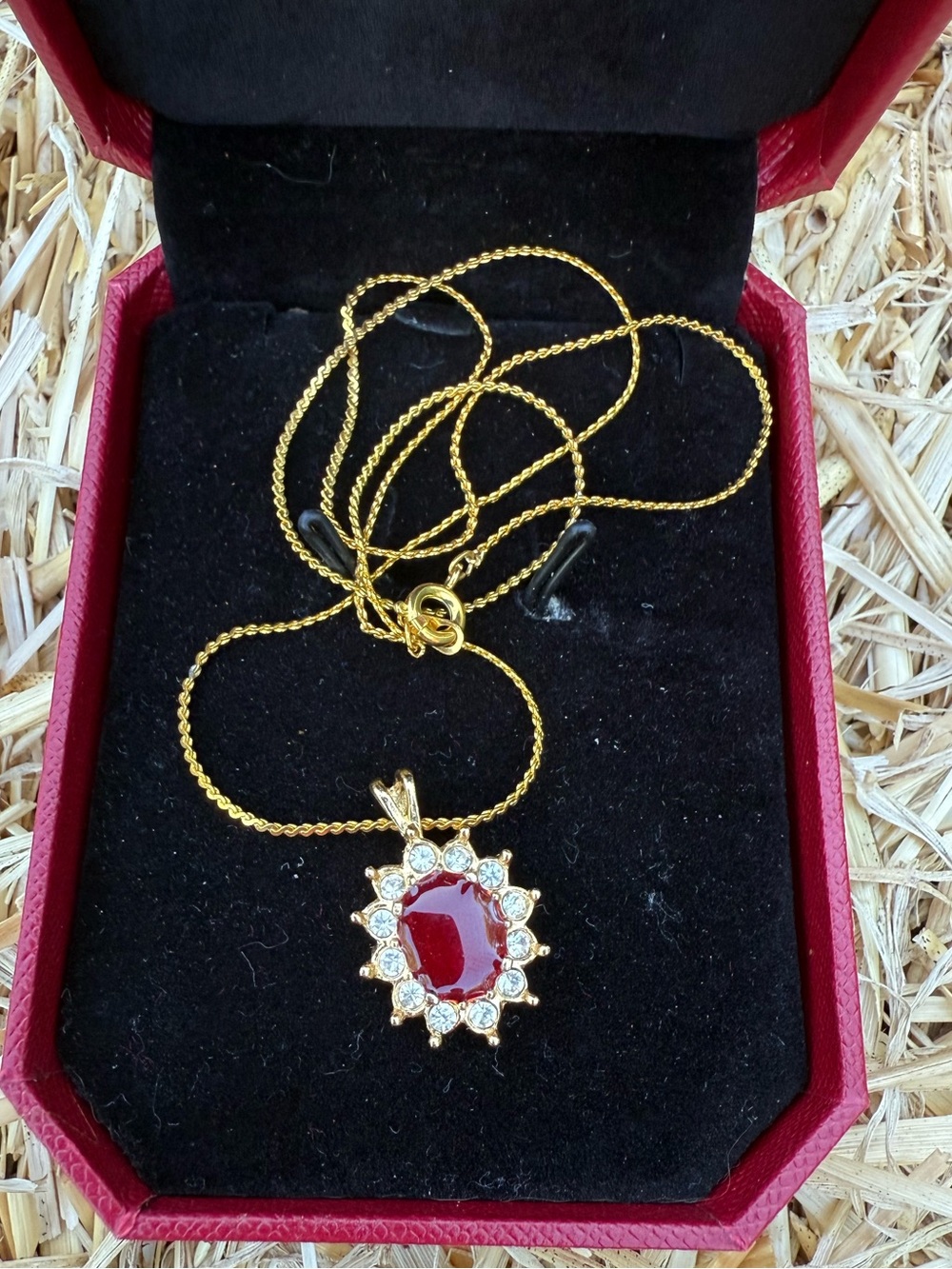 VTG Goldtone necklace with pendant